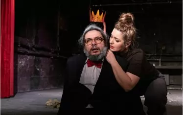  Лейди Макбет хвърля предизвикателството на короната пред Макбет: Боряна Йовчева и Милко Йовчев.
