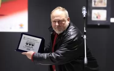  Никола Георгиев-Кайо с наградата на името на Доньо Донев от Столична община. 