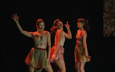  Сцена от спектакъла "Ако Афродита е чудовище" на Ива Свещарова. 