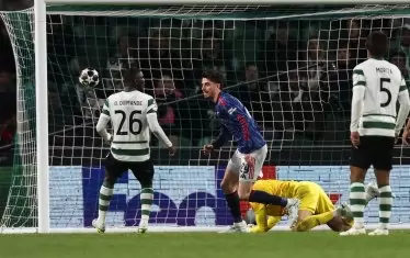 Кай Хаверц (в средата) е хукнал да се радва на гола си, с който "Арсенал" спечели мача срещу "Спортинг" в Лисабон.