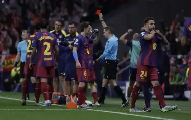 Моментът, който предопредели развръзката на "Метрополитано" - Ерик Гарсия (вдясно) напуска терена с директен червен картон.