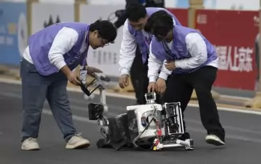 Един робот падна на стартовата линия, друг се блъсна в бариера...