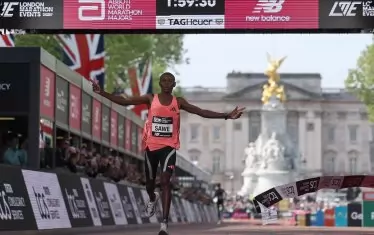 Кениец стана първият човек, пробягал маратон под 2 часа