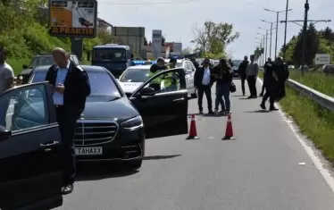 Водачи на много луксозни коли се гониха и стреляха на пътя