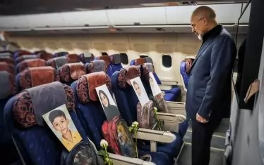  Председателят на иранския парламент публикува по време на полета към Исламабад снимка, на която позира с портретите на част от децата, загинали при ракетен удар в иранско училище.
