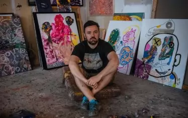  Авторът сред част от своите нови картини. 