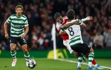 Английският национал от "Арсенал" Нони Мадуеке буквално е прегърнал Педро Гонсалвеш (вдясно) от "Спортинг" при неуспешния си опит да го преодолее по време на реванша в Лондон.