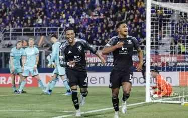 Английският национал Оли Уоткинс (вдясно) се радва на втория си гол срещу "Болоня", с който оформи победата на "Астън Вила" в Италия - 3:1.