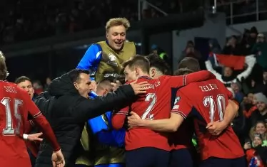 Чехите се прегръщат при драматичната си победа над Дания, която ги прави на световно първенство за пръв път от 2006 г. насам.