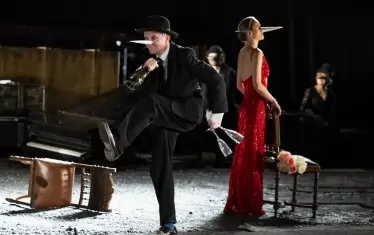  Кадър от филмирания "Ревизор" - постановка на Юрий Бутусов.