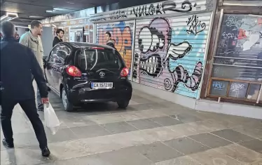 Празна кола влетя в подлеза на Орлов мост