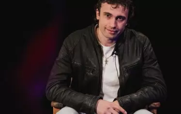  Актьорът Кристо Стоичков, който бе избран да се превъплъти в легендарния футболист.