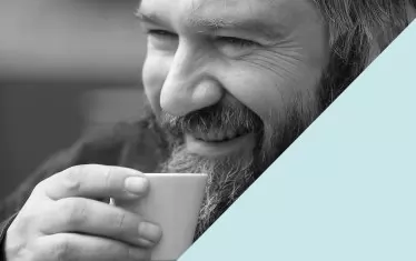  Теди Москов въху корицата на томчето.