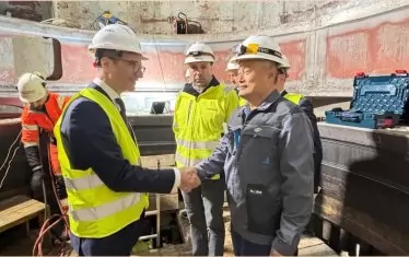 Японски инженери работят по заданието за възстановяване на хидроагрегат 1. 