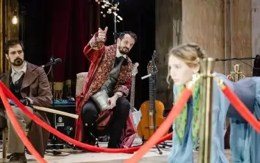  В "Престъпление и наказание", както в повечето от проектите на Лоренци, актьорите са подредени в полукръг и дискутират.