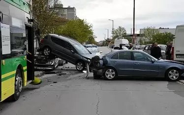  По чудо няма пострадали и жертви след като автобус помете коли в Хасково
