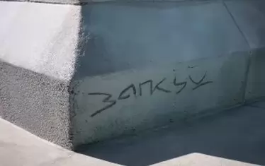  Подписът на постамента и публикация в социалната мрежа удостоверяват авторството на Банкси.