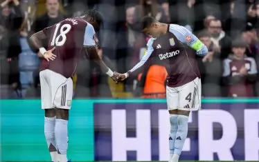 Нападателят на "Астън Вила" Тами Ейбрахам (вляво) поздравява съотборника си Езри Конса, който точно е вкарал четвъртия гол за победата с 4:0 над "Болоня" в Бирмингам.