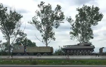 Военни колони се придвижват с влакове и по пътищата