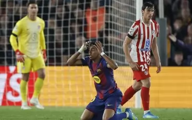 Суперзвездата на "Барселона" Ламин Ямал се тюхка на тревата за неотсъдено, според него, нарушение в домакинството срещу "Атлетико" (Мадрид).