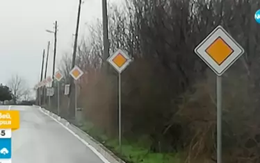 Това е кадър от истински поставени на пътна отсечка от 360 метра цели 14 еднакви пътни знака.