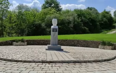  Паметникът в Грамада.