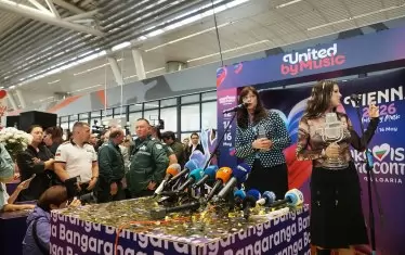 Плътно до Дара при посрещането бе шефката на БНТ Милена Милотинова.