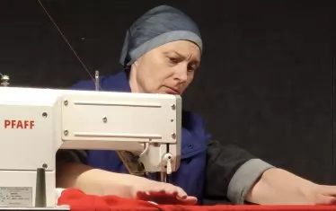  На шевната машина - Вяра, героинята на Надя Дердерян.