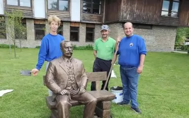  Паметникът в Копривщица.