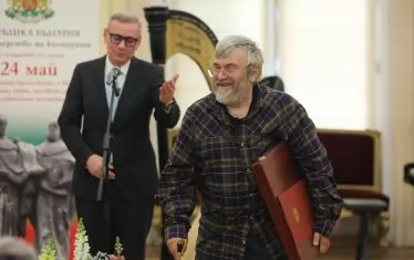 Под одобрителния поглед на министър Милошев Теди Москов отнася огърлието "Златен век", с което е удостоена майка му Рада Москова.