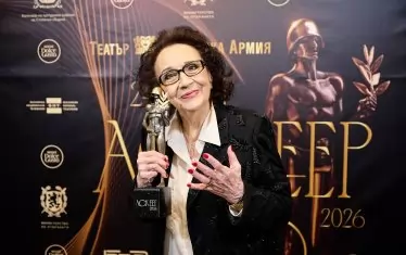  Голямата Мария Стефанова с най-главната почетна статуетка.