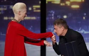  Голямата актриса Тида Суинтън връчи приза "Златна палма" на Мунджиу.