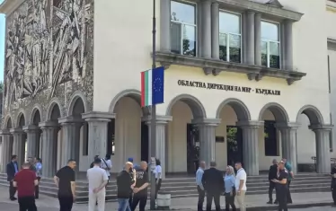 Активисти на ДПС започнаха да се събират пред сградата на МВР в Кърджали
