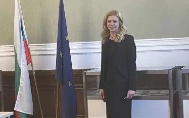 Шефът на НС Михаела Доцова със снимка под герба.