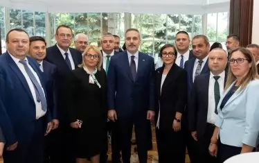 Хакан Фидан се срещна и с представители на ДПС (тук са Хамид Хамид, Джевдет Чакъров, Халил Летифов, Айтен Сабри, Байрам Байрам) ...