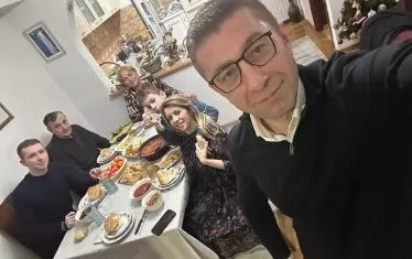 Ден преди да изпрати жена си за Пампорово, Мицкоски празнува Коледа със семейството. 