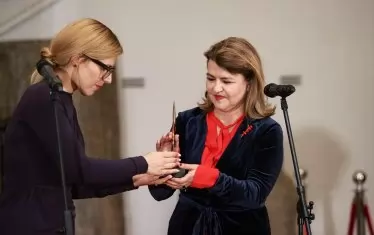  Изкуствоведът д-р Надежда Джакова (вдясно) получи приза от ръцете на външния министър Велислава Петрова.