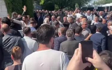 Турската опозиция се сби пред парламента в Анкара