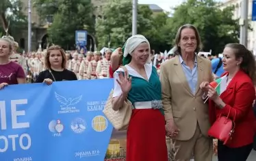  Княгина Калина поведе шествието на семейството, а зад гърба й остана гвардейския оркестър на армията
