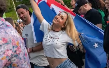 Имаше и фенка с австралийското знаме в чест на групата.
