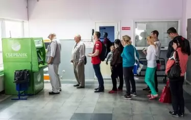 Руснаците масово изтеглят парите си от банките