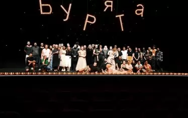  Екипът на ярката визуална постановка на Робърт Уилсън.