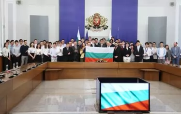 Радев връчи националния флаг на олимпийските ни отбори по природни науки в началото на новия състезателен сезон. 
