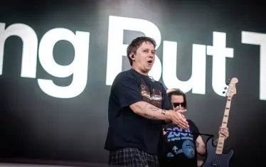 Закъснението не попречи на тонуса и настроението на музикантите от Nothing but Thieves, водени от фронтмена си Конър Мейсън.