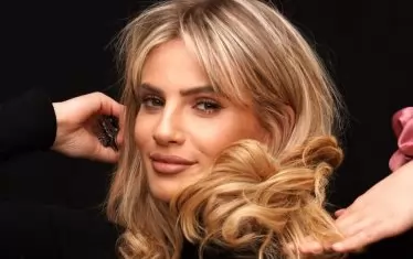  Красив близък план на младата актриса.