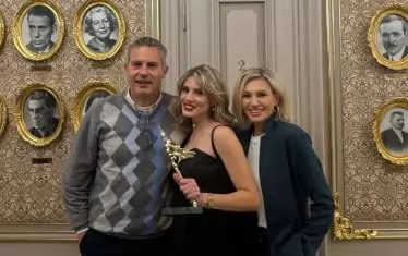  Цялото семейство Маравиля - Лилия, Лука и Паола, празнуват статуетката.