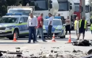 Четирима души загинаха при удар на камион с миниван