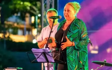  Председателят на журито Албена Колева обявява наградите.