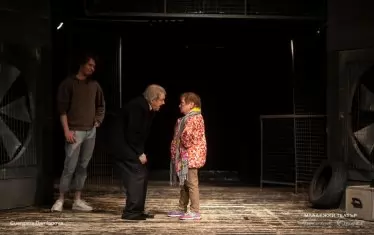  Жужа в спектакъла на Младежкия театър "Аз, Фойербах".