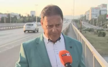 Румен Дунев говори пред камерата на БНТ на мястото на катастрофата.